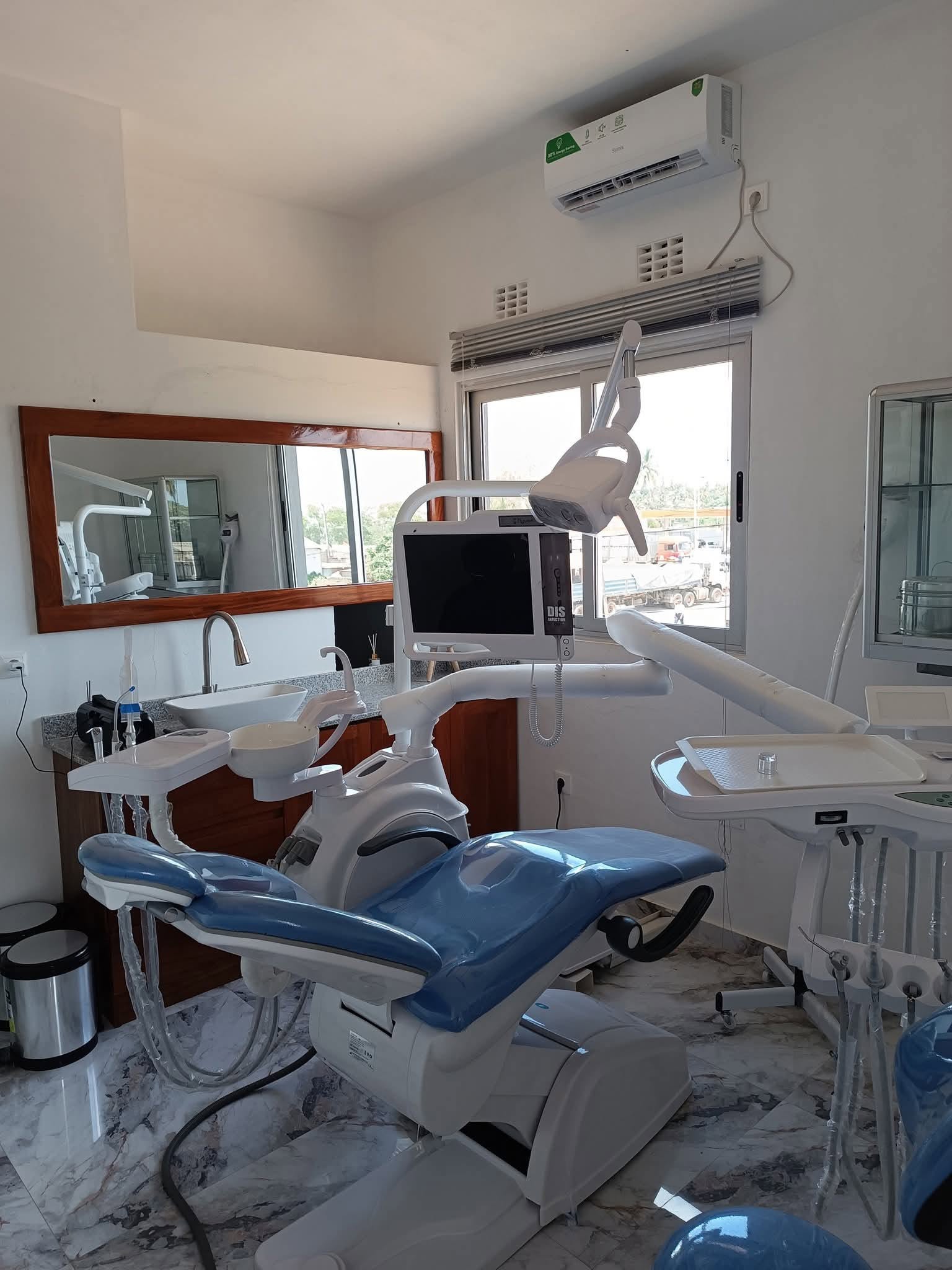 Consultório da Dental Max, com equipamento odontológico moderno