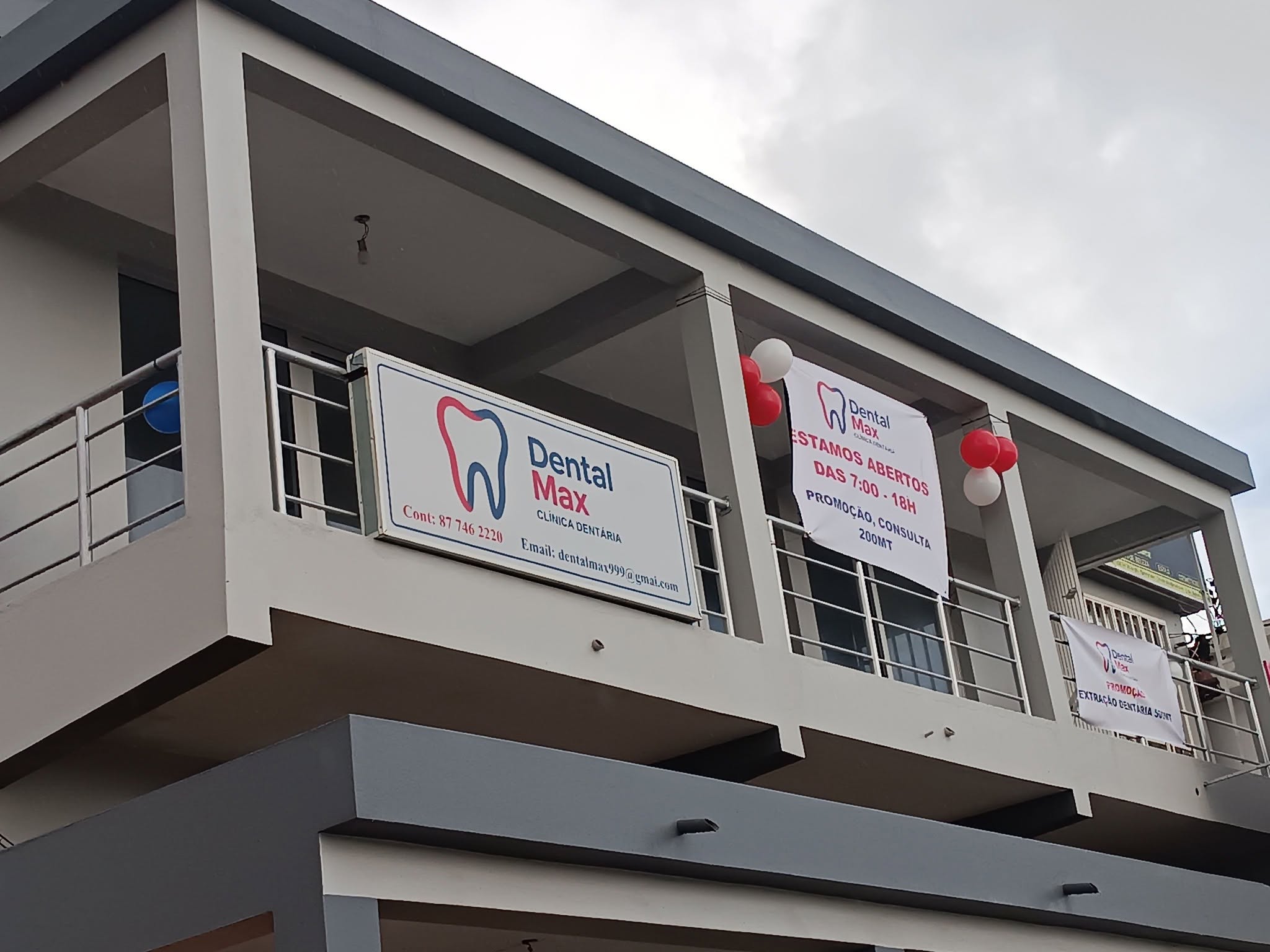 Fachada da Dental Max, com a placa da clínica