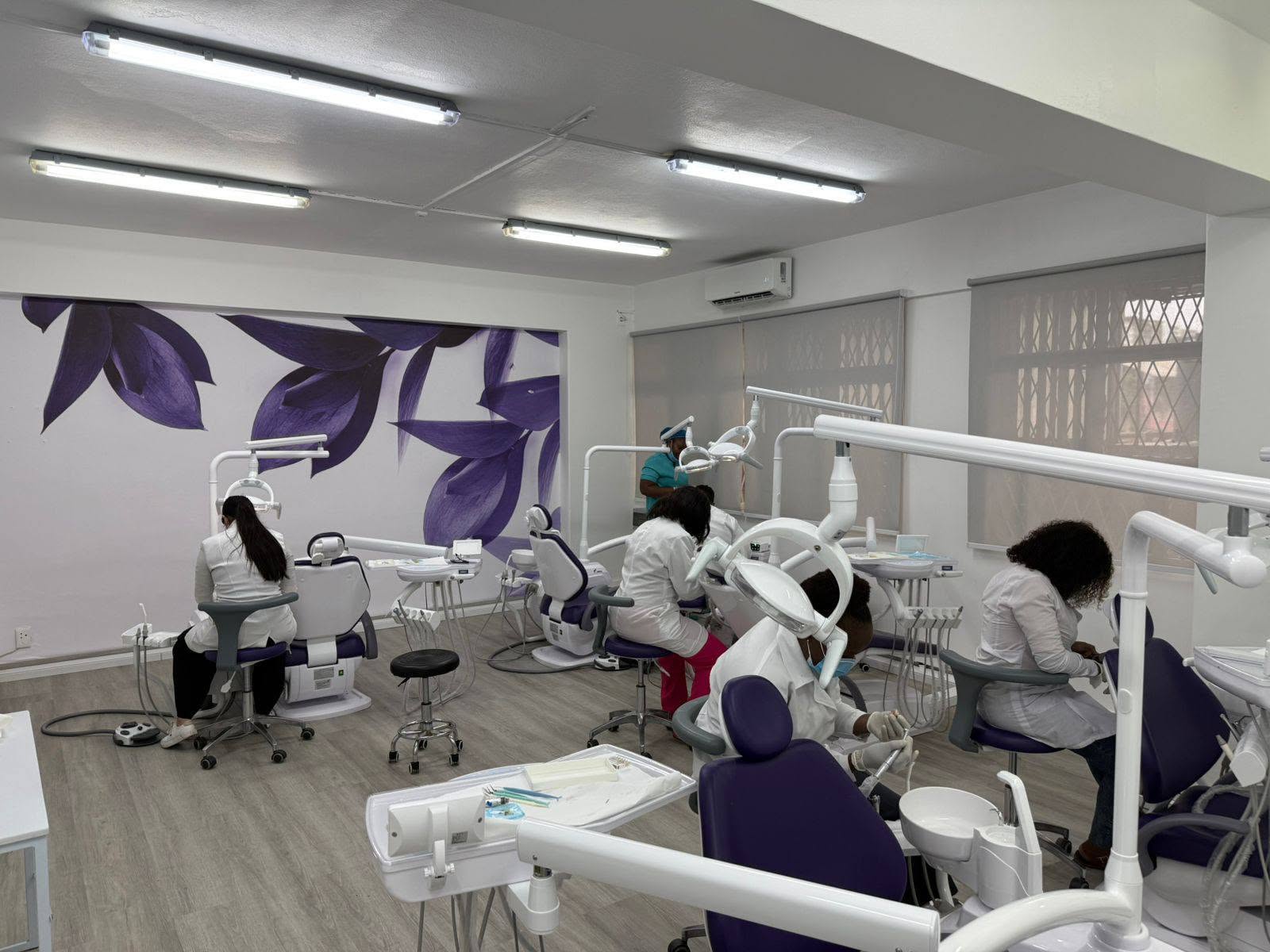 Equipa da Dental Max a prestar atendimento no consultório